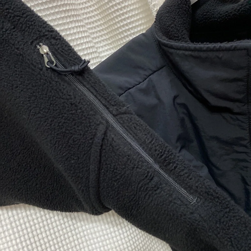 Men’s The North Face black fleece zip up jacket. Polartec recycled. Size medium.